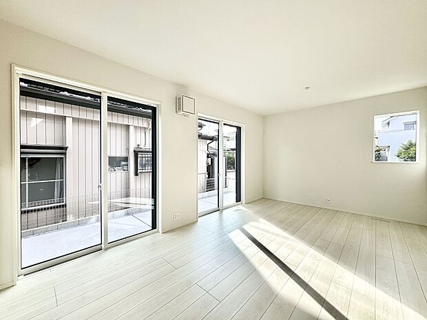 大きな窓からたっぷりの陽光と風を感じられるリビング  