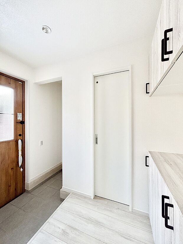 明るい陽光が入り込む玄関。ご家族の靴もスッキリ収納できる玄関収納付き！