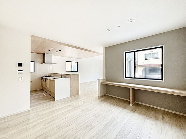 お子様の宿題やパソコンなどのデスクワークにも便利なスタディカウンター付のLDK