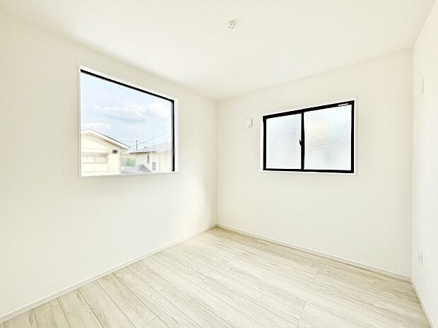 2面採光の洋室。窓から入り込む陽光がお部屋全体を優しく包み込みます！