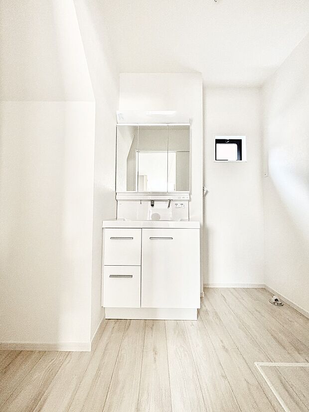 三面鏡キャビネット・シャワー付き洗面化粧台で忙しい朝の身支度もスムーズに！