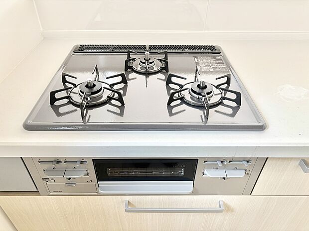 ガスコンロはＳｉセンサー搭載。火力調節や焦げ付き・消し忘れも防いでくれます。