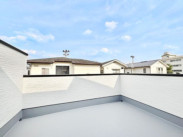 暖かな陽光が降り注ぐバルコニーはお洗濯におすすめ。爽やかな風も心地よいです。 