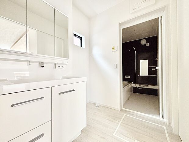 清潔感ある洗面化粧室で朝の身支度も快適  