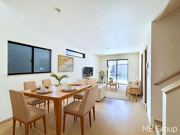 ご家族の賑やかな話し声で包まれる明るいリビング ※家具はCGです