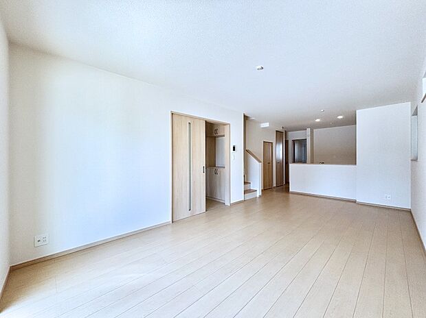 落ち着いた雰囲気のLDKは家族みんなの快適空間