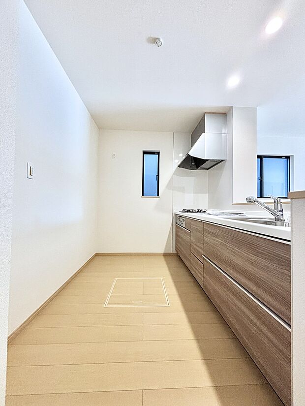 爽やかな風が通り抜けるキッチン。窓があるので明るく換気にも役立ちます。