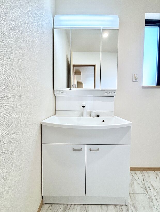 大きく見やすい三面鏡で清潔感ある洗面台は、身だしなみチェックや肌のお手入れにおすすめです。