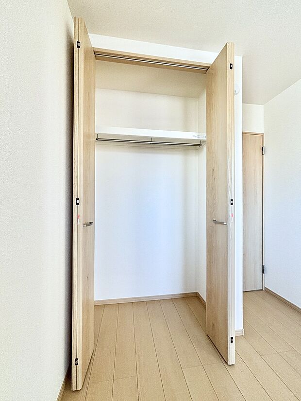 洋室のクローゼット。奥行きがあるので厚手の衣類もすっきり収まります。