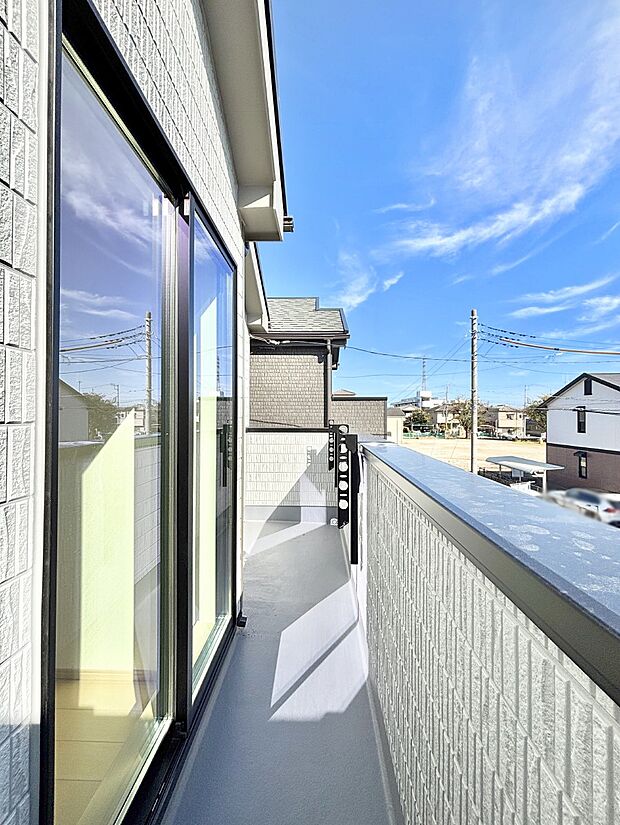 ゆったりバルコニーだから沢山お洗濯ものを干せます。