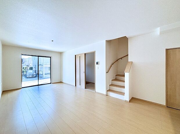 内装「ただいま」「おかえり」家族とのコミュニケーションが深まるリビングイン階段があります。