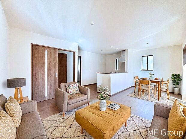 ご家族の賑やかな話し声で包まれる明るいリビング ※家具はCGです