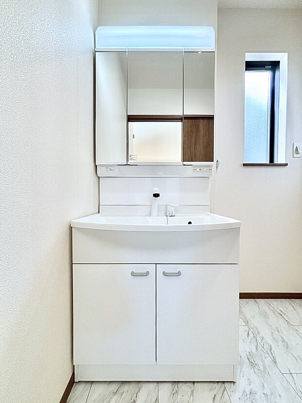 大きく見やすい三面鏡で清潔感ある洗面台は、身だしなみチェックや肌のお手入れにおすすめです。