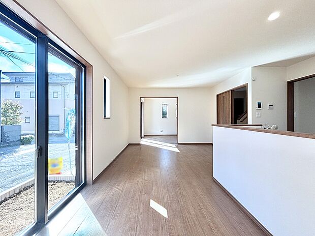 明るい陽光が注ぎ、寛ぎの雰囲気に満たされるダイニング。