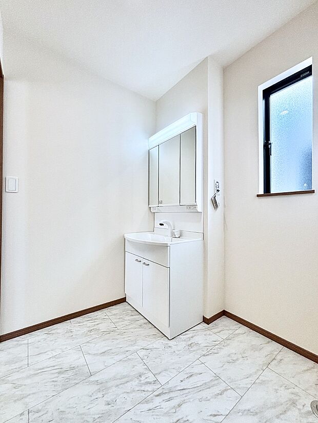 清潔感のある快適空間です。毎日の身支度も気持ち良くお使い頂けます。 