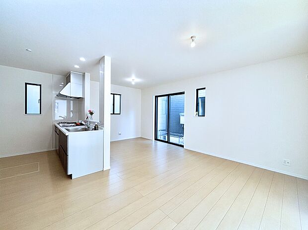 明るい陽光が注ぎ、寛ぎの雰囲気に満たされるリビング・ダイニング。 