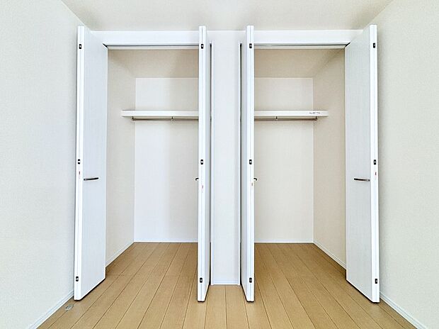 洋室のクローゼット。奥行きがあるので厚手の衣類もすっきり収まります。