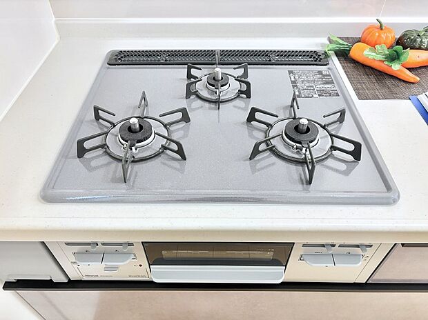 ガスコンロはＳｉセンサー搭載。火力調節や焦げ付き・消し忘れも防いでくれます。