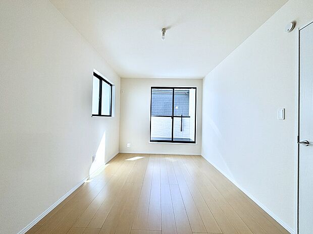 窓からのやさしい光が心地よいプライベートルーム  