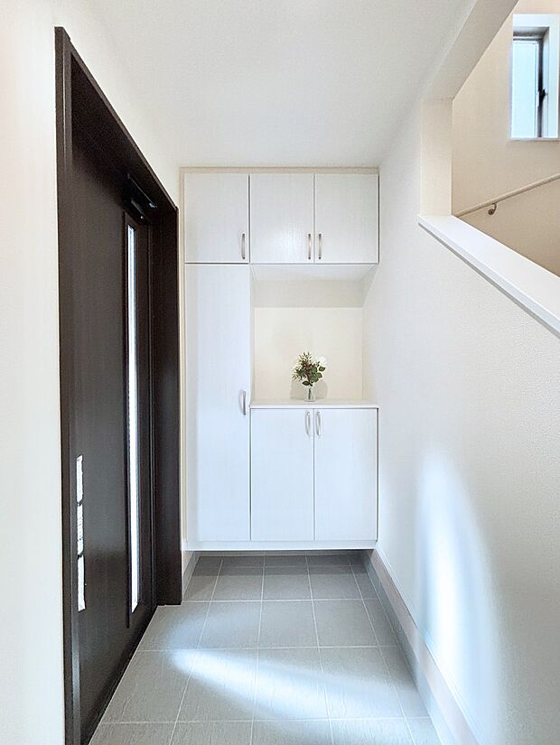 飾り棚を利用して、お越しいただくお客様をおもてなしできます。