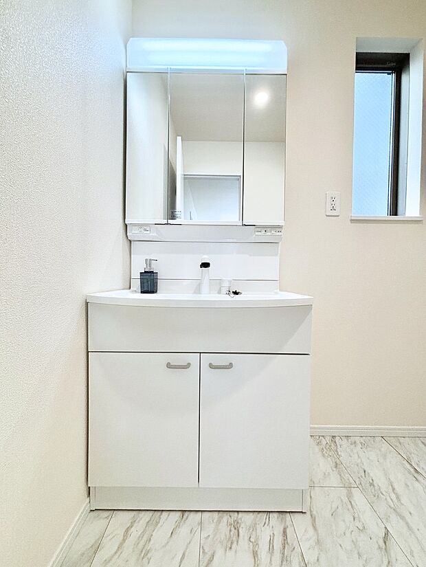 大きく見やすい三面鏡で清潔感ある洗面台は、身だしなみチェックや肌のお手入れにおすすめです。