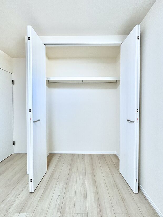 洋室のクローゼット。奥行きがあるので厚手の衣類もすっきり収まります。