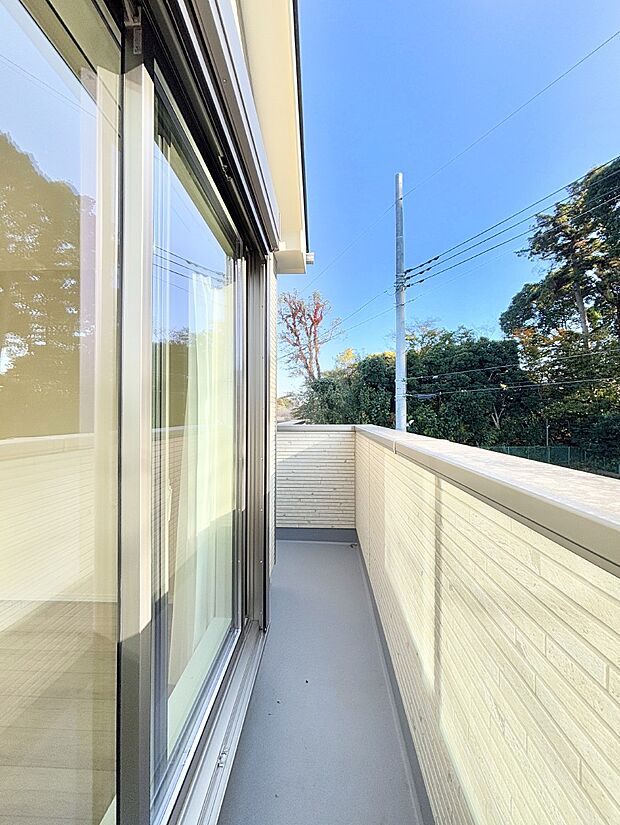 ゆったりバルコニーだから沢山お洗濯ものを干せます。