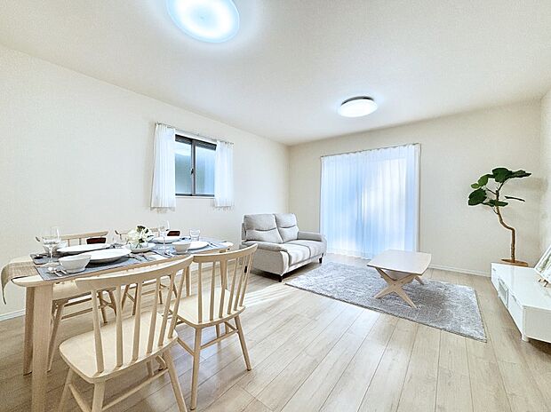 家族の笑顔が自然と生まれてくる、そんな雰囲気のダイニングに仕上がっています。