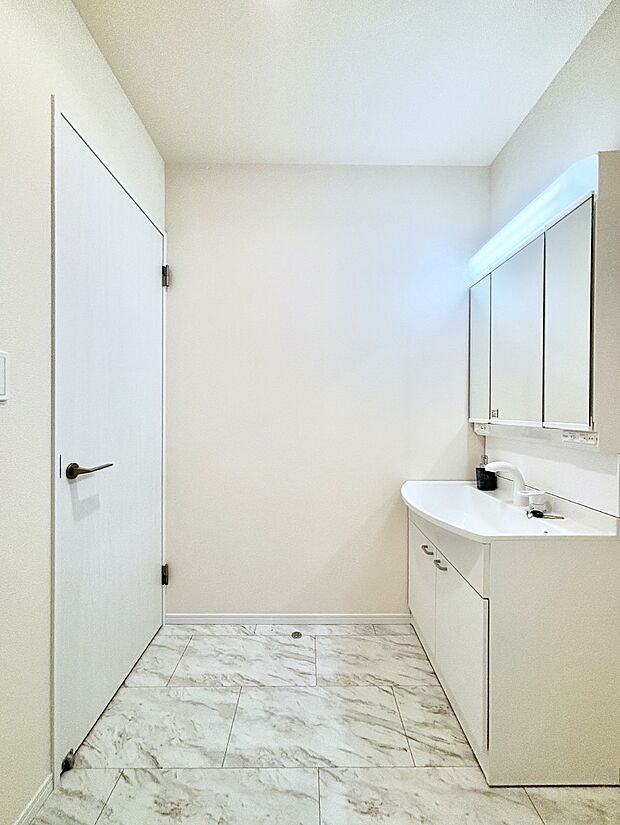 清潔感のある快適空間です。毎日の身支度も気持ち良くお使い頂けます。 