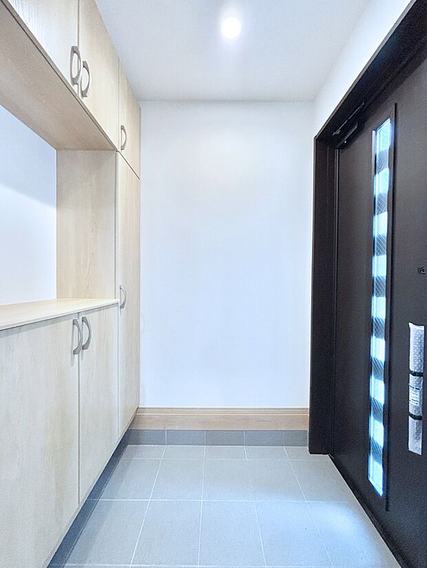 飾り棚を利用して、お越しいただくお客様をおもてなしできます。