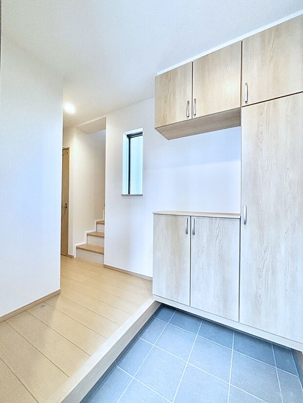 明るい玄関はお客様をお出迎えするのにぴったりです！ 