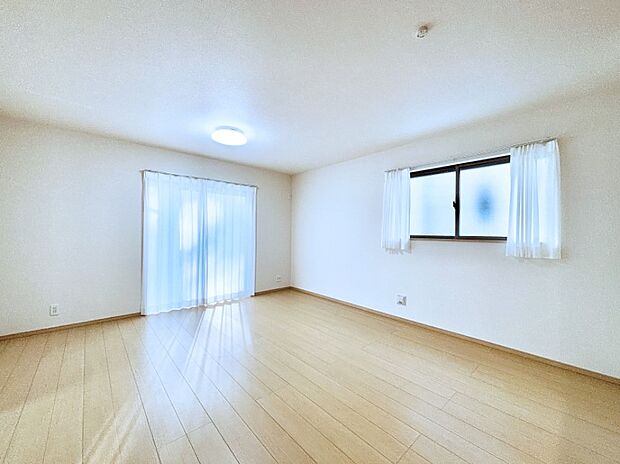 ご家族の賑やかな話し声で包まれる明るいリビング