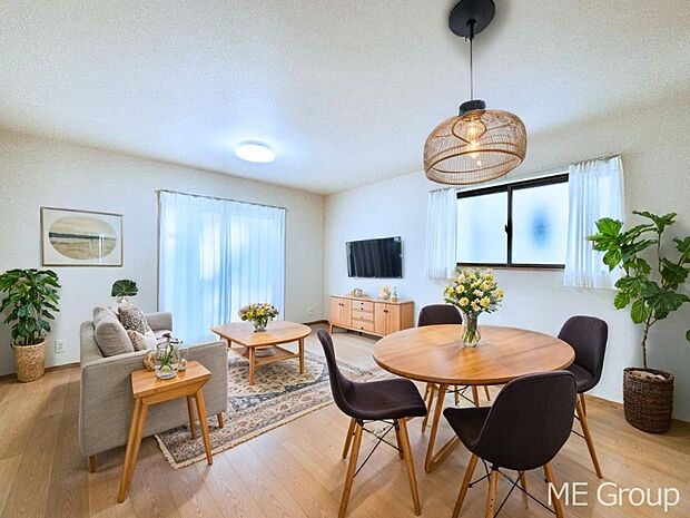 ご家族の賑やかな話し声で包まれる明るいリビング  ※家具はCGです