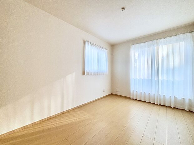 明るいバルコニーサイドに洋室を設置。目覚めの良い寝室に。 