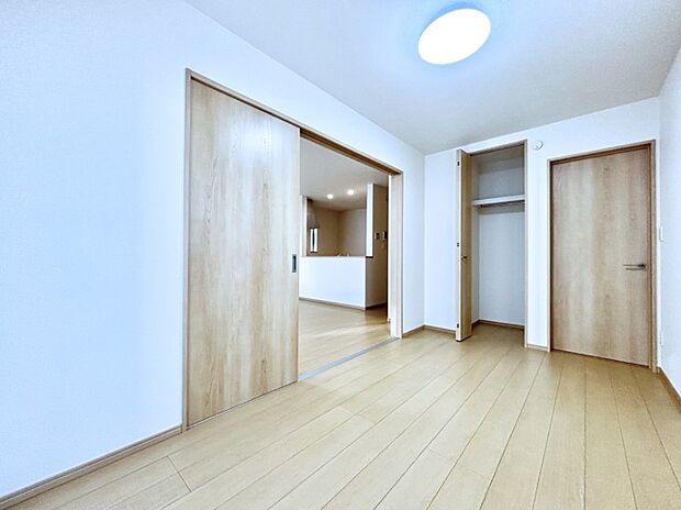 リビング横の洋室は引き戸を開ければリビングと一体に。閉じれば独立した洋室に。