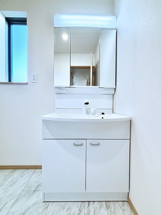 大きく見やすい三面鏡で清潔感ある洗面台は、身だしなみチェックや肌のお手入れにおすすめです。 