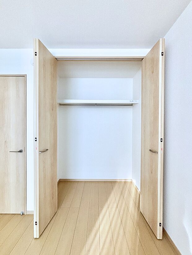 洋室のクローゼット。奥行きがあるので厚手の衣類もすっきり収まります。