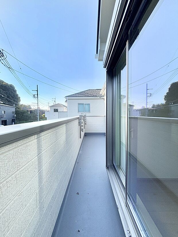 ゆったりバルコニーだから沢山お洗濯ものを干せます。