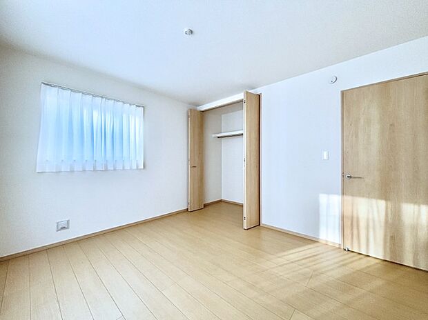 やさしい光がさしこむ居室はしっかり収納付き