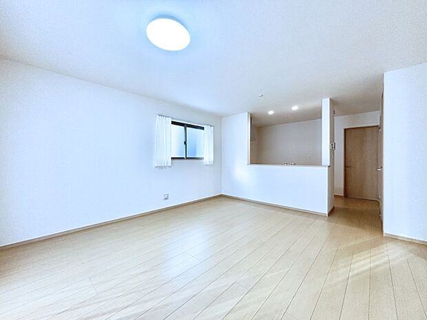 家族の笑顔が自然と生まれてくる、そんな雰囲気のダイニングに仕上がっています。