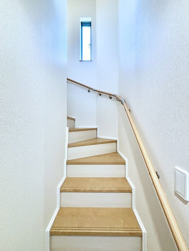 安全性を考慮し階段には手すりを設置しています