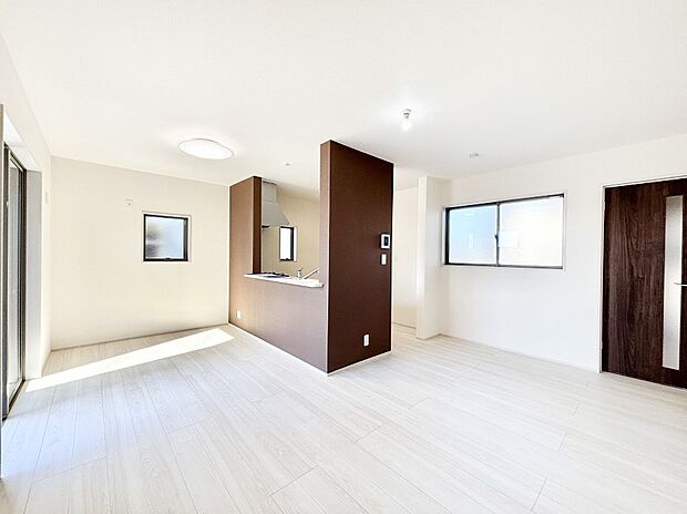 ご家族の賑やかな話し声で包まれる明るいリビング  