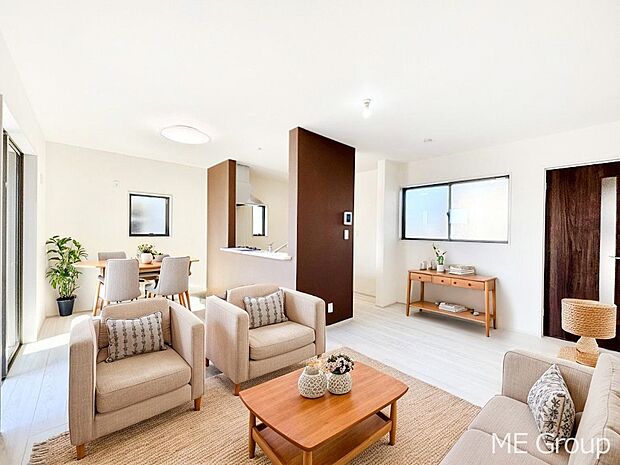 家族の和やかな会話が聞こえてきそう。開放感のあるリビングです。※家具はCGです