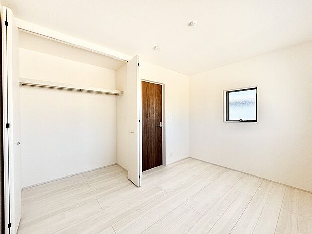 使いやすい形でベットや家具の置き方にも困ることもありません。   