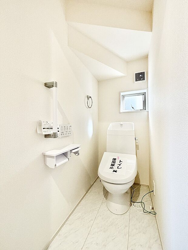 明るく清潔感のあるトイレです。 