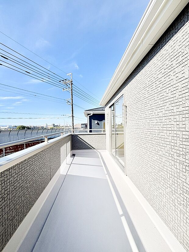 ゆったりバルコニーだから沢山お洗濯ものを干せます。