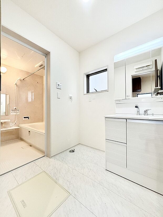 身支度もスムーズにおこなえる脱衣場。  