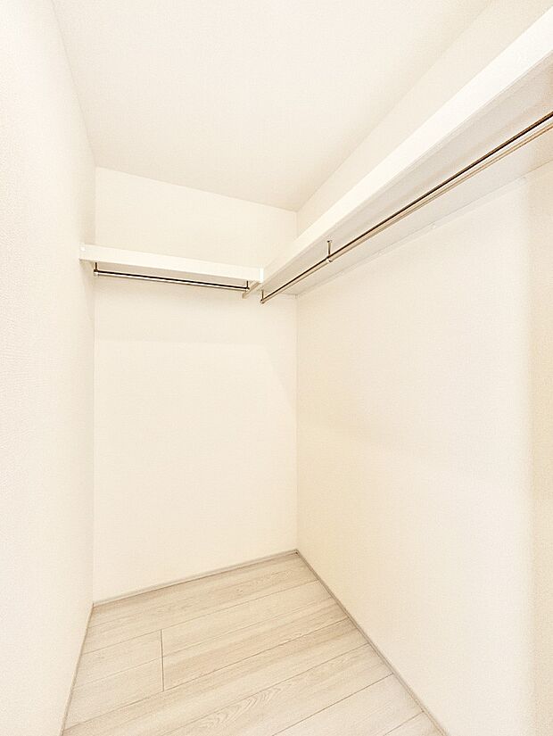 ウォークインクローゼット付きで生活空間を広く利用できます。