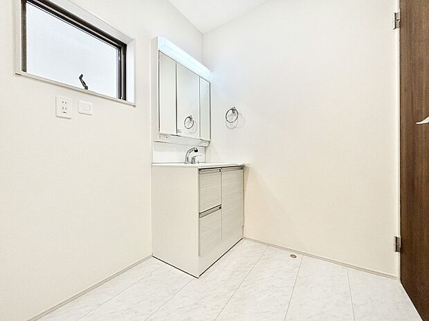 明るい洗面所は毎朝の身支度も楽しくできちゃいそうです。    