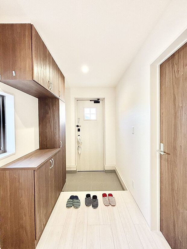 明るい玄関はお客様をお出迎えするのにぴったりです!
